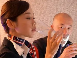 Cô gái ngây thơ đeo kính bị tinh dịch bắn vào cổ họng sau khi bú cặc